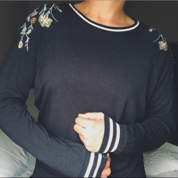 Floral Embroidered Long Sleeve Top - Picture 3 of 4